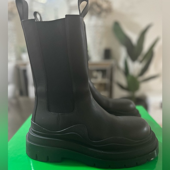 Bottega Veneta Chelsea Tire Boot. Color: Black/Black. Size: 39 - Picture 4 of 8